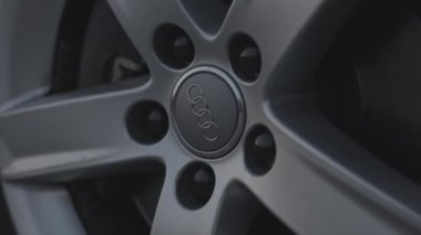 Bulgaristan - 10 22 2024: Ortasında logo olan Audi jantlarına yakın çekim. 4K 60fps. CLog 3 Düzeltme Yok.