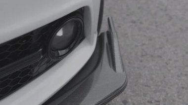 Bulgaristan - 10 22 2024: Beyaz bir Audi S4 'teki karbon dudağını kapat. CLog 3 in 4K 60fps.