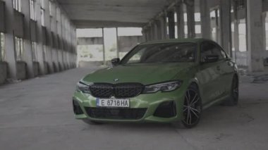 Bulgaristan - 10 22 2024: Terk edilmiş bir binada yeşil bir M340i BMW 'nin ön görüntüsü. Düzenlemesiz olarak Clog 3 'te çekildi.