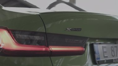 Bulgaristan - 10 22 2024: Bir BMW 340i modelinin kuyruğunun yakın plan çekimi. C Günlük Kaydı 3 'te düzenleme yapılmadan çekildi.