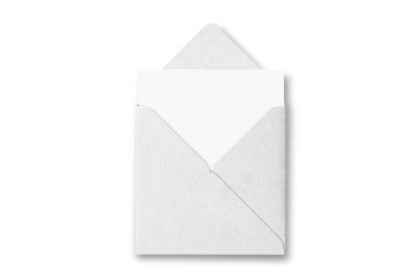 İçinde beyaz arka planda izole edilmiş bir kart olan boş beyaz bir zarf. selamlama veya davet kartı 3D oluşturma.