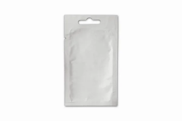 白い背景に隔離された白い空白の箔化粧品のビニール袋のシャーベットモックアップ 医療保管やコンドームの包装 — ストック写真