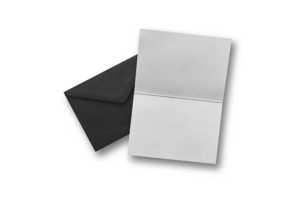 ホワイトバックで隔離された折り畳まれた招待状または挨拶カードのモックアップが付いている黒い封筒 3Dレンダリング — ストック写真