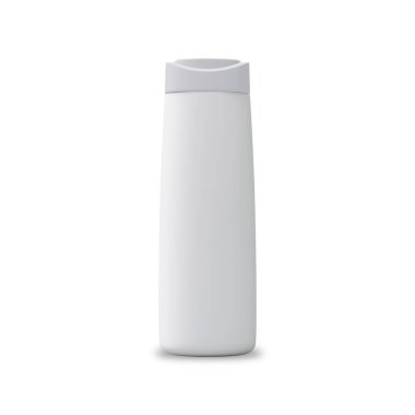 Beyaz arka planda boş beyaz kozmetik şişe maketi var. Şampuan, saç kremi, balsam, serum saç bakım ürünü plastik şişe. 3d oluşturma.