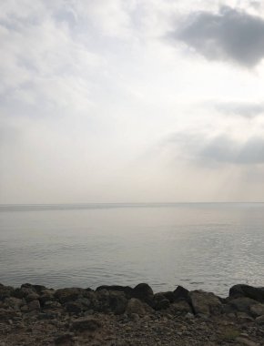 Bulutlu gökyüzü ve denizin üzerindeki bulutlar. Gerçek fotoğraf. Fırtınalı bir sonbahar gününde gökyüzü. güzel doğa resmi.