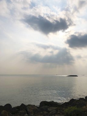 Bulutlu gökyüzü ve denizin üzerindeki bulutlar. Gerçek fotoğraf. Fırtınalı bir sonbahar gününde gökyüzü. güzel doğa resmi.