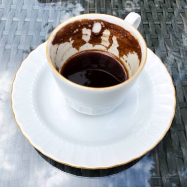 Kahve fincanı ve çimen masasında kahve fincanı. Kahvelerde fal bakmakta kullanılabilir..