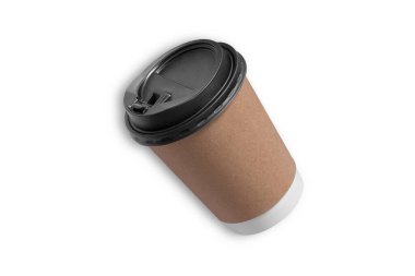 Boş boş Kraft kahverengi kahve fincanı beyaz arka planda, siyah bardak kapağında izole bir şekilde duruyor. 3d oluşturma.