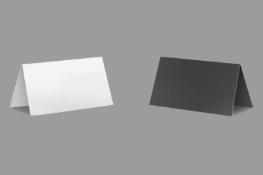 Boş siyah beyaz masa kartı, masa başı etiketi, davetiye ya da tebrik kartı şablonu gri arkaplan üzerinde izole edilmiş. 3d oluşturma.