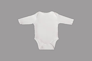 Boş beyaz bebek tulumu, gri arka planda izole edilmiş bir şekilde duruyor. Ön ve arka görüş. 3D görüntüleme. Asgari gerçekçi model..