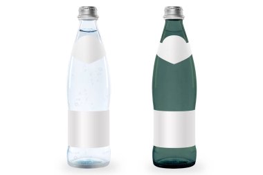 Temiz beyaz ve yeşil cam su şişesi metal kapaklı ve boş etiket modeli beyaz arka planda izole edilmiş. 3d oluşturma.