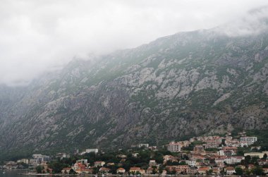 Dağlardaki güzel Kotor manzarası ve sabah bulutları, stok fotoğrafı.