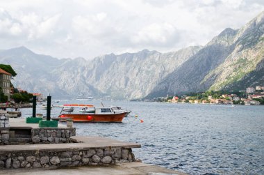 Güzel Kotor Körfezi 'ndeki kırmızı tekne.