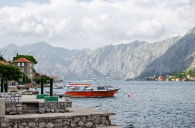 Kotor Körfezi 'nde dağları ve denizi olan güzel manzara, stok fotoğrafı. 