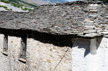 Arnavutluk 'un Cirokaster kentinde geleneksel taş çatılı eski bir ev