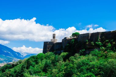 Cirokaster kalesinin panoramik görüntüsü, saat kulesi, stok fotoğrafı.