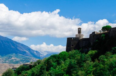 Gjirokaster kalesinin güzel manzarası yeşil ağaçlar ve bulutlar arasında, stok fotoğrafı