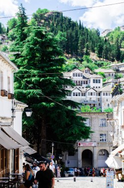 Cirokaster, Arnavutluk, 2022 yazı. Eski kasabadaki antik taş cadde. 