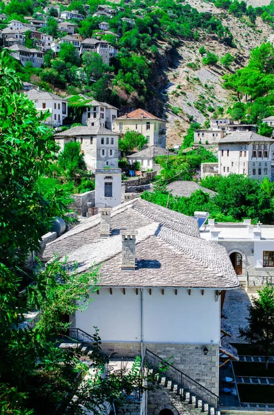 Παλαιά Πέτρινα Σπίτια Καταπράσινους Λόφους Στο Αργυρόκαστρο Της Αλβανίας Φωτογραφία — Φωτογραφία Αρχείου