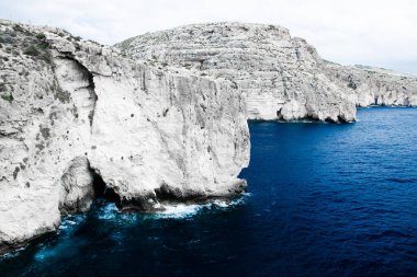 Blue Grotto, Malta 'daki güzel mavi deniz ve kayalar.