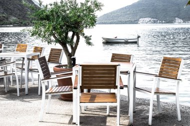 Karadağ 'ın Risan kentinde Akdeniz yakınlarında restoran terası