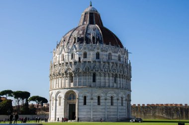 Pisa, İtalya, 2023 baharında. Pisa stok fotoğrafında Mucizeler Meydanı 'ndaki vaftiz evi..