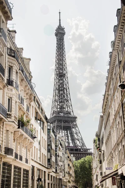 Eiffel Kulesi Paris 'teki eski sokakların arasında.