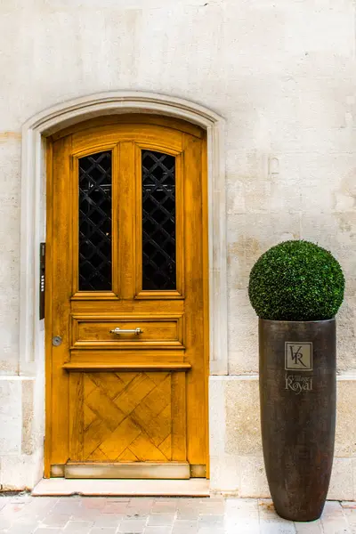 Old Wooden Yellow Door Flower Pot Stock Photo — Stock Photo, Image