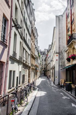 Paris 'teki güzel eski cadde stok fotoğrafı