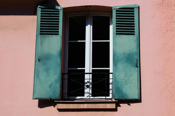 Stare Okno Okiennicami Różowej Fasadzie Zdjęcie — Zdjęcie stockowe