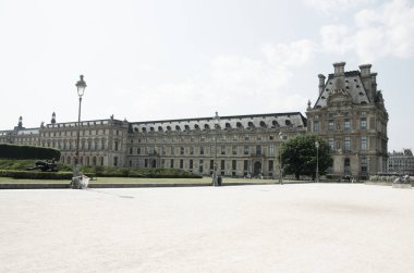 Paris 'teki Louvre Sarayı.