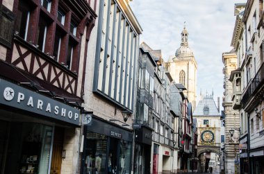 Old Town Rouen 'deki ana cadde, Normandiya, Fransa