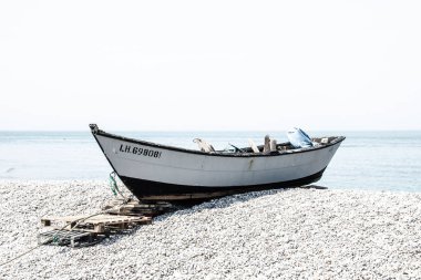 Etretat, Normandiya sahilinde eski bir tekne