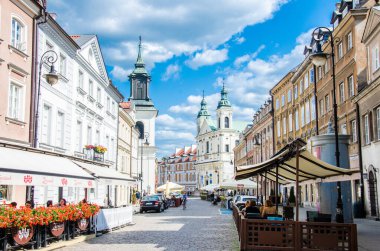 Varşova, Polonya, 12 Haziran 2023. Restoranları ve Katedrali olan Varşova Eski Şehir Sokağı.