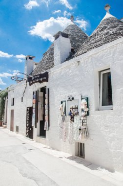 Alberobello, İtalya 'da geleneksel beyaz evleri olan tipik İtalyan caddesi. 