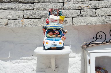 İtalya, Alberobello 'da turistlerle dolu eski bir araba hatırası.