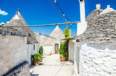 Alberobello, İtalya 'da Trulli beyaz evleri olan eski bir sokak. 