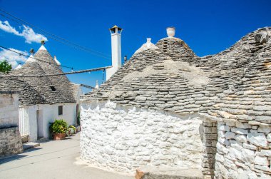 Alberobello, İtalya 'da geleneksel beyaz trulli evler
