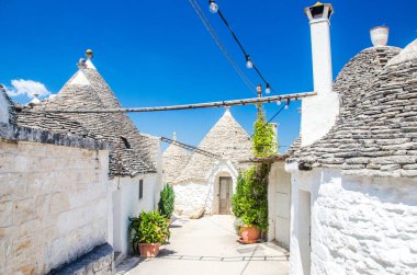 Alberobello beyaz evleri ve ışıkları olan eski bir kasaba..
