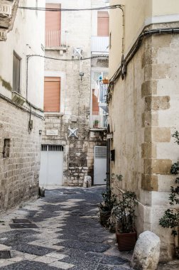 Bari, İtalya 'da eski dar bir sokak.