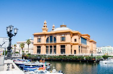 Bari, İtalya, 30 Temmuz 2023. Balıkçı tekneli Margherita Tiyatrosu cephesi