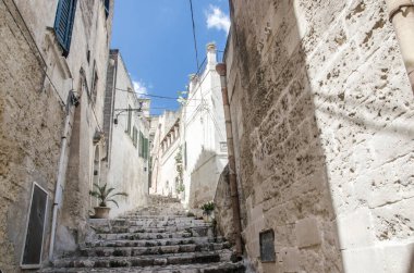 Matera 'nın eski kasabasında merdivenleri olan dar bir sokak.