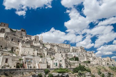 Matera Basilicata 'nın güzel bulutlardaki panoraması