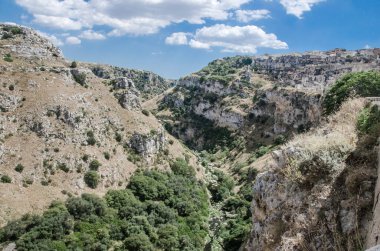 Matera, İtalya 'da gökyüzü ve bulutlarla manzara