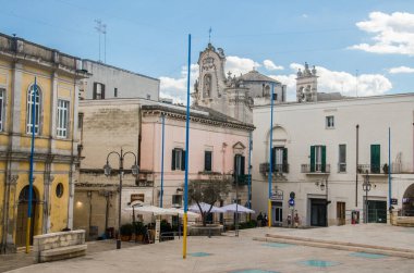 Matera kasabasındaki eski meydan ve katedral kilisesi.