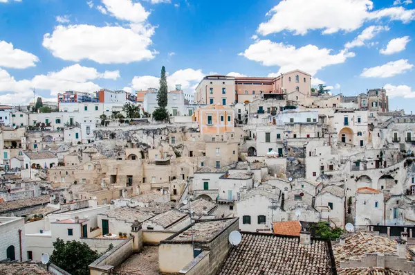 Eski kasabanın panoramik manzarası Matera ve mavi gökyüzü