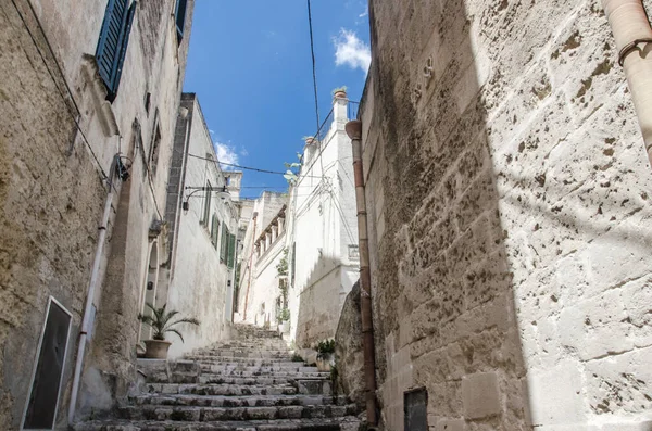 Matera 'da taş merdivenli tipik bir cadde.