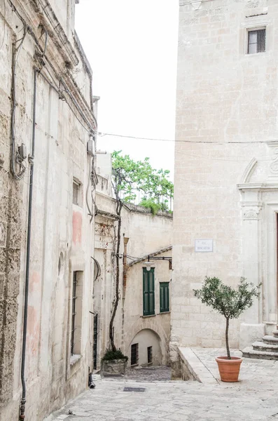 Matera 'da eski cadde Yeşil ağaçlı eski kasaba