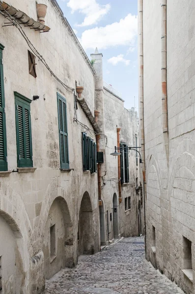 İtalya 'nın Matera şehrinde yeşil pencereli dar bir sokak.