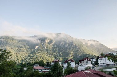 Karadağ 'ın Pluzine kentinde Güzel Bulutlu Sabah Dağları.